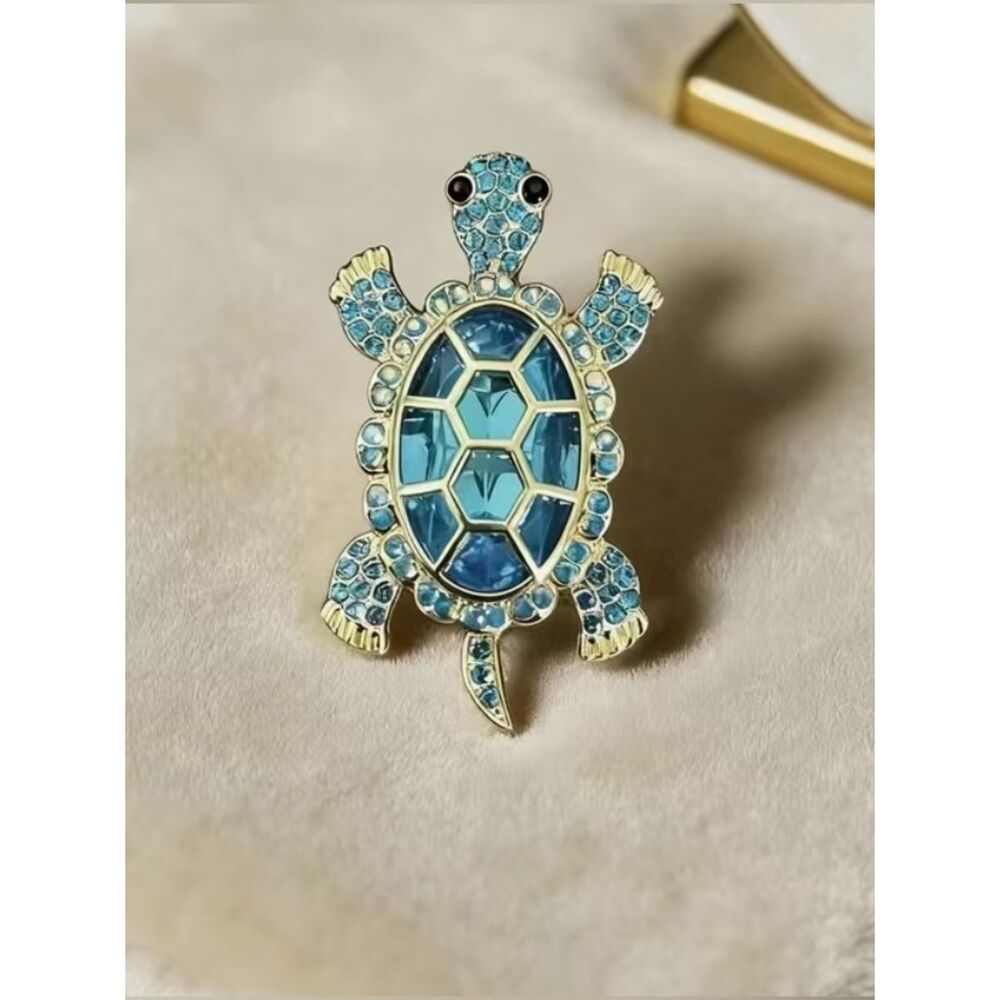 🩵 Betsey Johnson stunning blue crystal turtle brooch  🩵